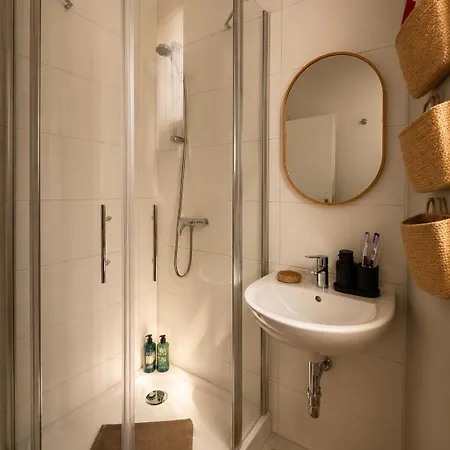 Zentrum Private Terrace, Near Metro, 24h Self Check-in - Smart Tv شقة *